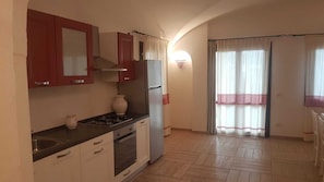 Departamento Confort, en edificio contiguo | Cocina privada | Refrigerador, horno, parrilla de estufa y utensilios de cocina 