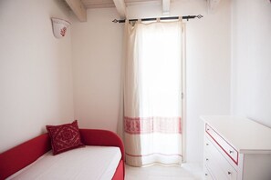 Condo familiar, en edificio contiguo | Insonorización, tabla de planchar con plancha y ropa de cama 