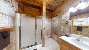 Cabaña, 2 habitaciones | Baño | Toallas 