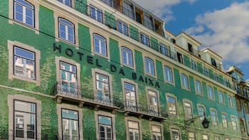 Um edifício de vários andares com a placa "HOTEL DA BAIXA", indicando que se trata de um hotel.