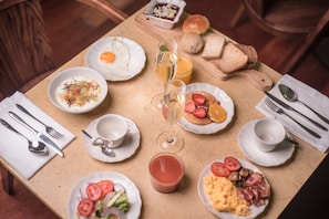 Café da manhã com buffet todos os dias (EUR 25 por pessoa)