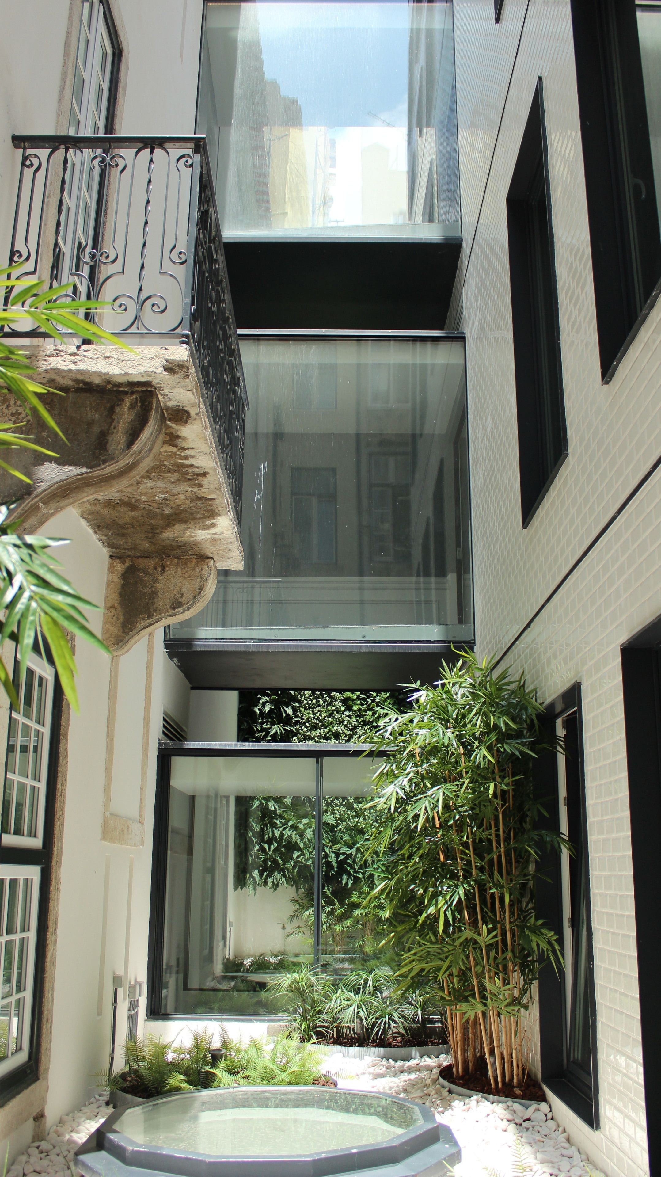 junior room, courtyard view | courtyard view