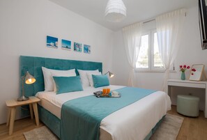 Apartament Deluxe, 2 dormitoris, vistes al mar, primera línia de platja | 2 dormitoris, roba de llit d'alta qualitat i escriptori 