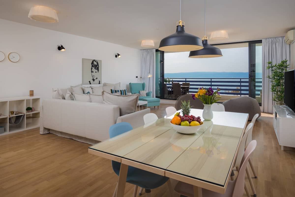 Deluxe Apartment, 2 Bedrooms, Sea View, Beachfront | Living room