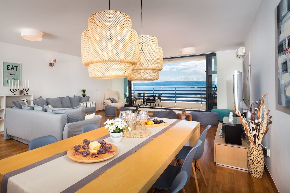 Deluxe Apartment, 2 Bedrooms, Ocean View, Beachfront | Living room