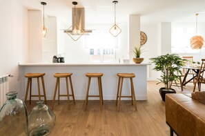 Suite (Skyline) | Privékeuken | Een koelkast, een magnetron, een oven, een kookplaat