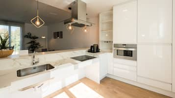 Suite (Skyline) | Private kitchen | Fridge, microwave, oven, stovetop