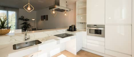 Suite (Skyline) | Cocina privada | Frigorífico, microondas, horno y placa de cocina