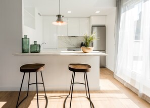 Grand Suite (Skyline) | Private kitchen | Fridge, microwave, oven, stovetop - Plaza de España Skyline (Madrid)