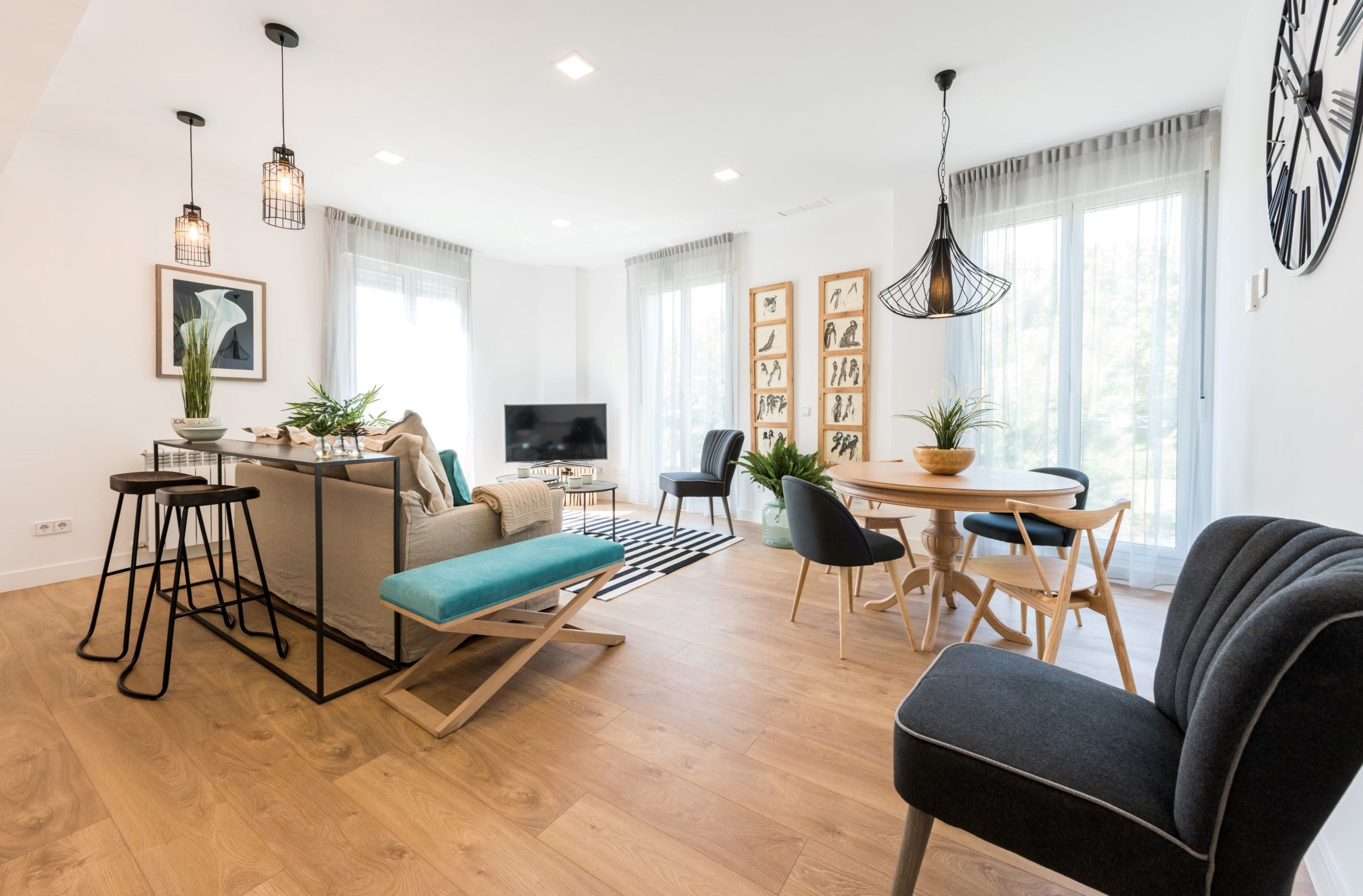 Una sala moderna con un sofá, una mesa de centro y un comedor.