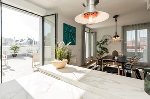Suite Grand (Skyline) | Cocina privada | Refrigerador, microondas, horno y parrilla de estufa