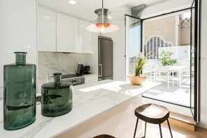 Grand Suite (Skyline) | Private kitchen | Fridge, microwave, oven, stovetop - Plaza de España Skyline (Madrid)