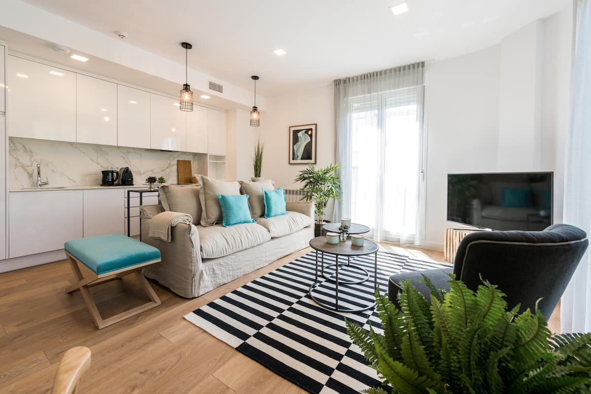 Apartamento de lujo (Skyline) | Zona de estar | Televisión de pantalla plana de 32 pulgadas con canales digitales