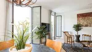 ห้องเอ็กเซกคิวทีฟสวีท (Skyline) | บริเวณนั่งเล่น | ทีวีจอแบน 32 นิ้ว พร้อมช่องดิจิตอล, ทีวี