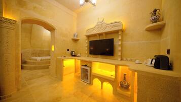 Luxury Suite | Bathroom | Shower, free toiletries, hair dryer, slippers