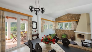 Villa, Mehrere Schlafzimmer, Poolblick | Essbereich im Zimmer