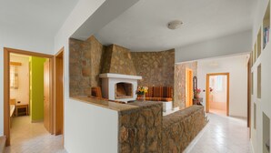 Villa, Mehrere Schlafzimmer, Poolblick | Wohnbereich | Flachbildfernseher