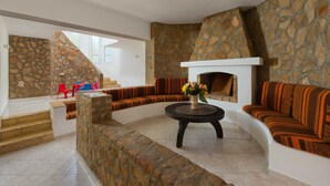 Villa, Mehrere Schlafzimmer, Poolblick | Wohnbereich | Flachbildfernseher