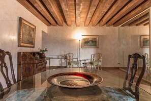 Deluxe-Apartment, 1 Schlafzimmer | Wohnzimmer | Fernseher