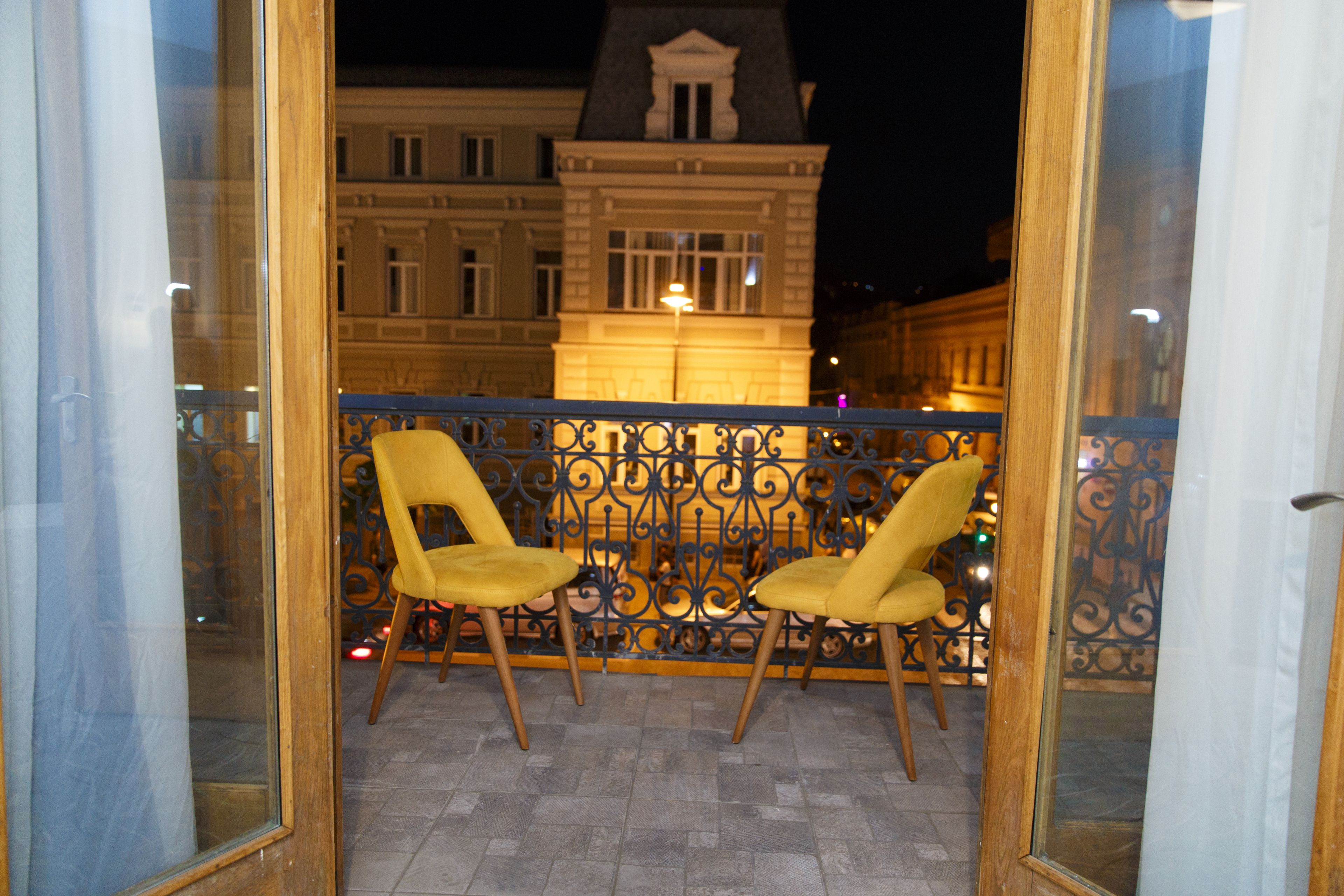 family room, 2 bedrooms, city view | balcony