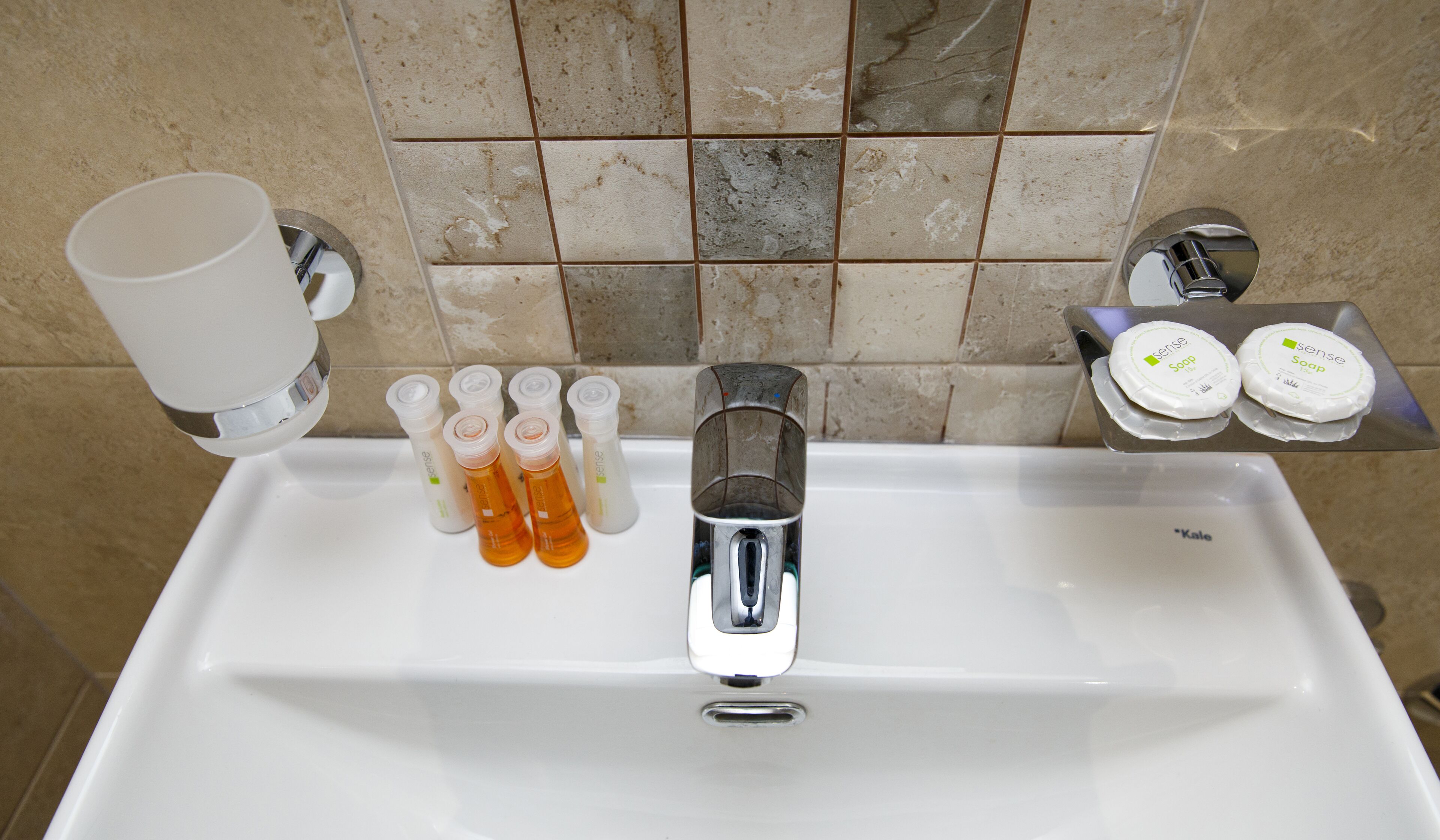 standard double or twin room | bathroom | combined shower/bathtub, rainfall showerhead, free toiletries