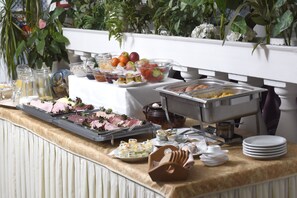 Petit déjeuner buffet (9.5 EUR par personne)