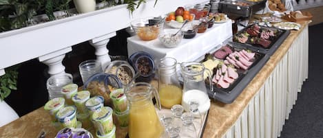 Päivittäinen buffetaamiainen (9.5 EUR per henkilö)