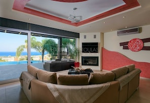 Villa, 4 habitaciones | Sala de estar | Televisión de pantalla plana y chimenea 
