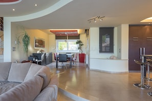 Villa, 4 habitaciones | Área de sala de estar | Televisión de pantalla plana y chimenea 