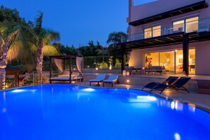 Outdoor pool, pool umbrellas, pool loungers - Quinn Hill Luxury Villa (Rhodes)