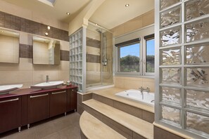 Villa, 4 Schlafzimmer | Badezimmer | Badewanne und Dusche (separat), Whirlpool, Haartrockner, Handtücher