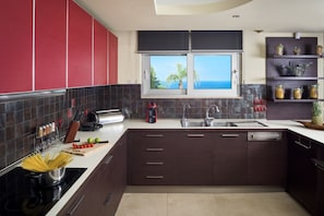 Villa, 4 chambres | Cuisine privée | Réfrigérateur, micro-ondes, four, plaque de cuisson