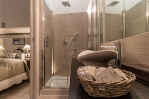 Appartement, 1 chambre | Salle de bain | Douche, articles de toilette gratuits, sèche-cheveux, bidet