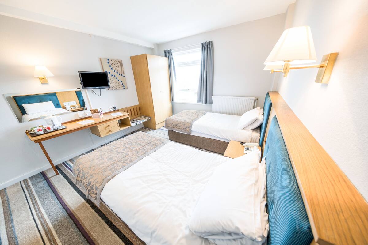 Skrivebord og sengetøy