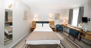 Skrivebord og sengetøy