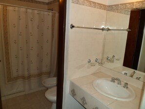 Standard Double or Twin Room | Bathroom