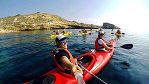 A group of people kayaking on calm waters with rocky cliffs in the background. - Happy & Healthy Farmhouse Gozo (Gharb)