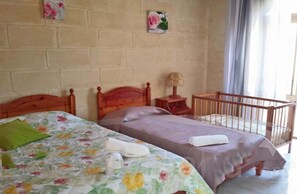 Quarto quádruplo | Roupas de cama premium, frigobar, ferros/tábuas de passar roupa