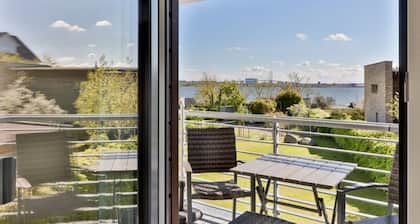 Moderne Ferienwohnung mit herrlichem Blick auf das Wasser und die Rügen-Brücke