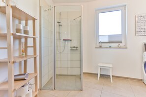 Dusche, Haartrockner, Handtücher