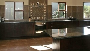 Rumah Mewah, 4 kamar tidur | Dapur pribadi | Mesin pembuat kopi/teh, lemari es besar, microwave, dan oven
