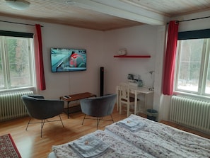 Comfort-værelse til 3 personer - 3 enkeltsenge - eget badeværelse - udsigt til have | Opholdsområde | Bøger, musikbibliotek, videobibliotek