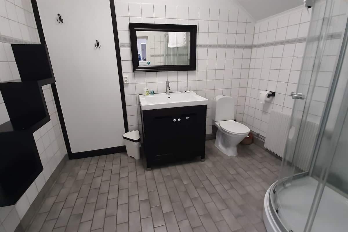 comfort triple room, 3 single beds, ensuite, garden view | bathroom | shower, free toiletries, hair dryer, towels