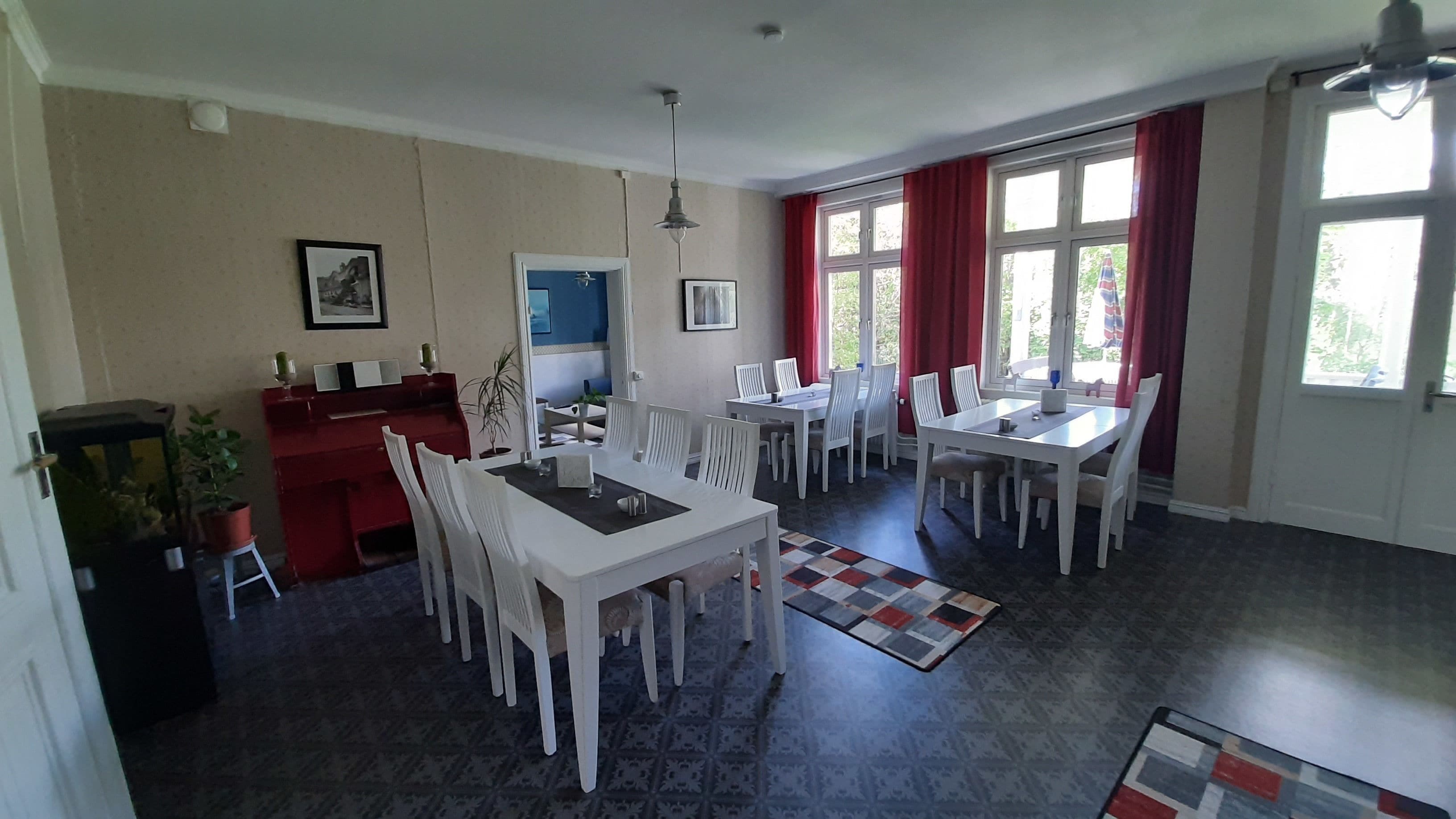 Breakfast and dinner served, local and international cuisine