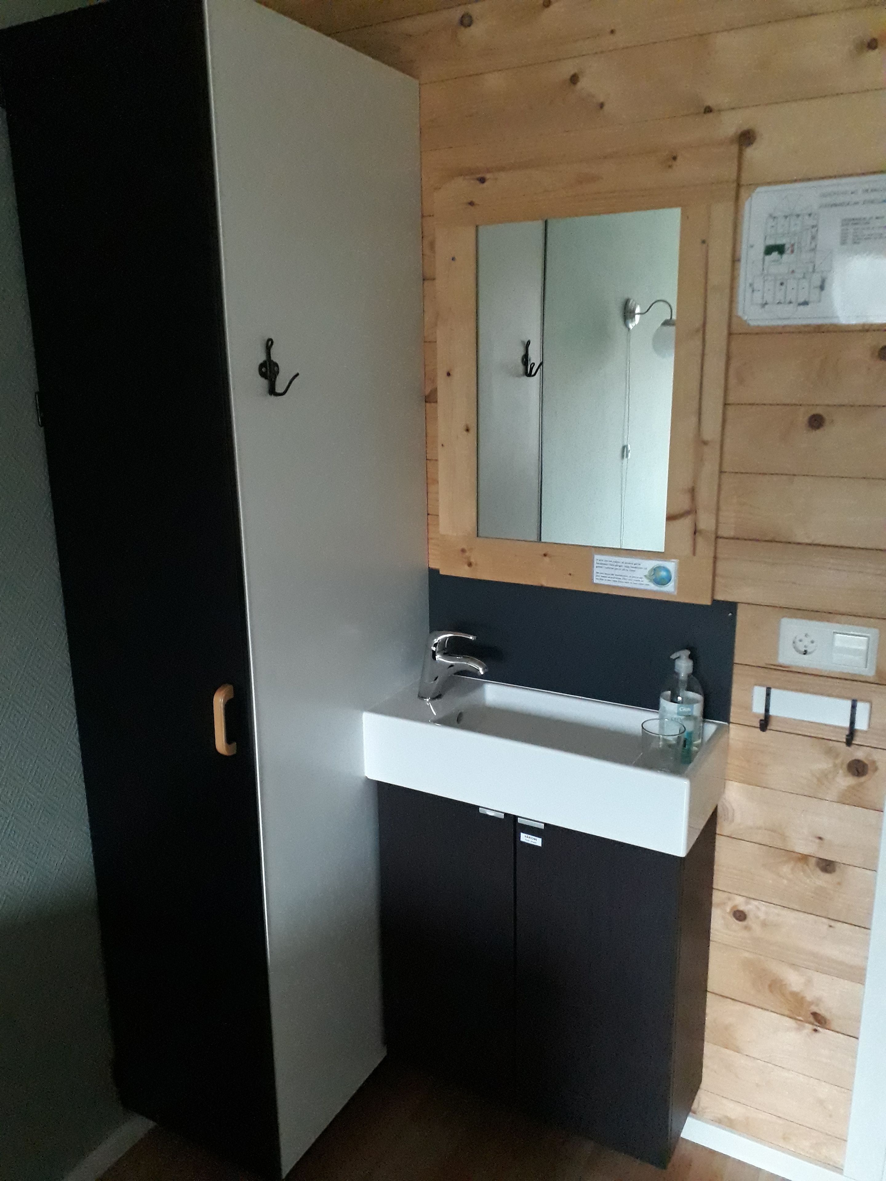 basic single room, garden view | bathroom sink