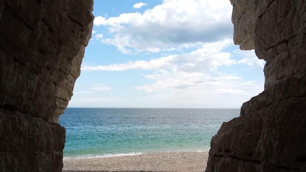 A beach view through a natural rock formation. - Casa Manfredi B&B (Manfredonia)