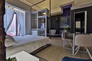 Minibar, caja de seguridad en la habitación y escritorio 