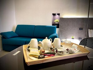 주니어 스위트, 발코니, 바다 전망 | 미니바, 객실 내 금고, 책상, 다리미/다리미판