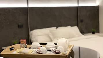 Junior-Suite, Balkon, Meerblick | Minibar, Zimmersafe, Schreibtisch, Bügeleisen/Bügelbrett