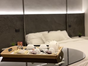 Suite Junior, balkon, pemandangan laut | Minibar, brankas, meja kerja, dan setrika/meja setrika